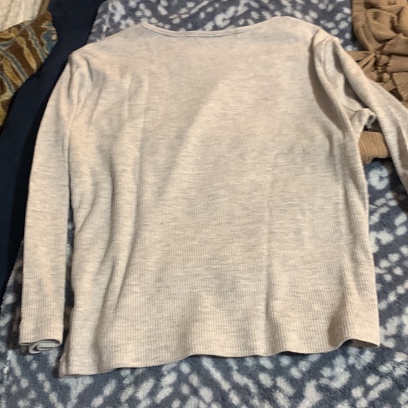 Light gray colors crop top with elbow lengthed sleeves. - Picture 5 of 5